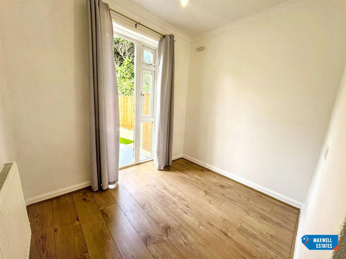 Flat Milford Gardens in Greater London