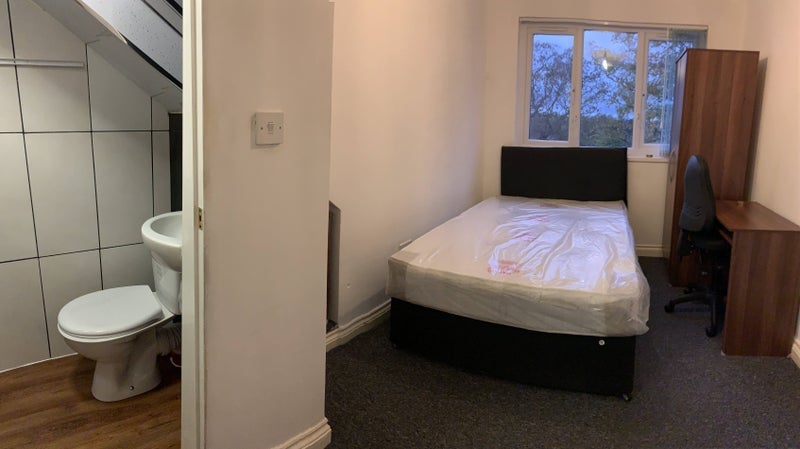 Room Daisy Road in Birmingham
