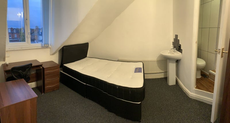 Room Daisy Road in Birmingham