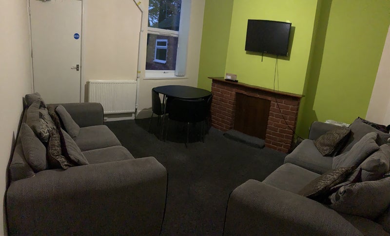 Room Daisy Road in Birmingham