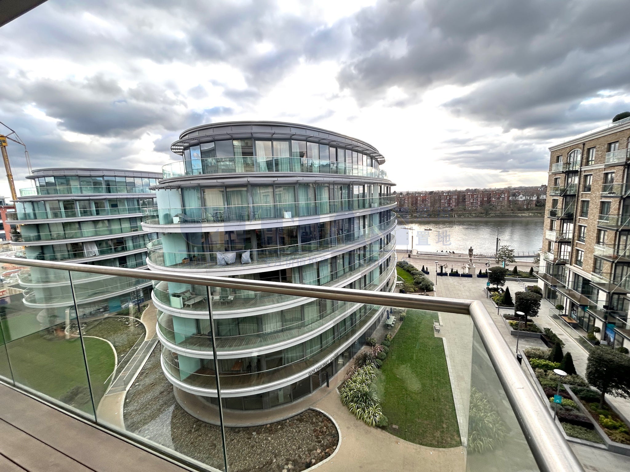 Flat Regatta Lane in Greater London