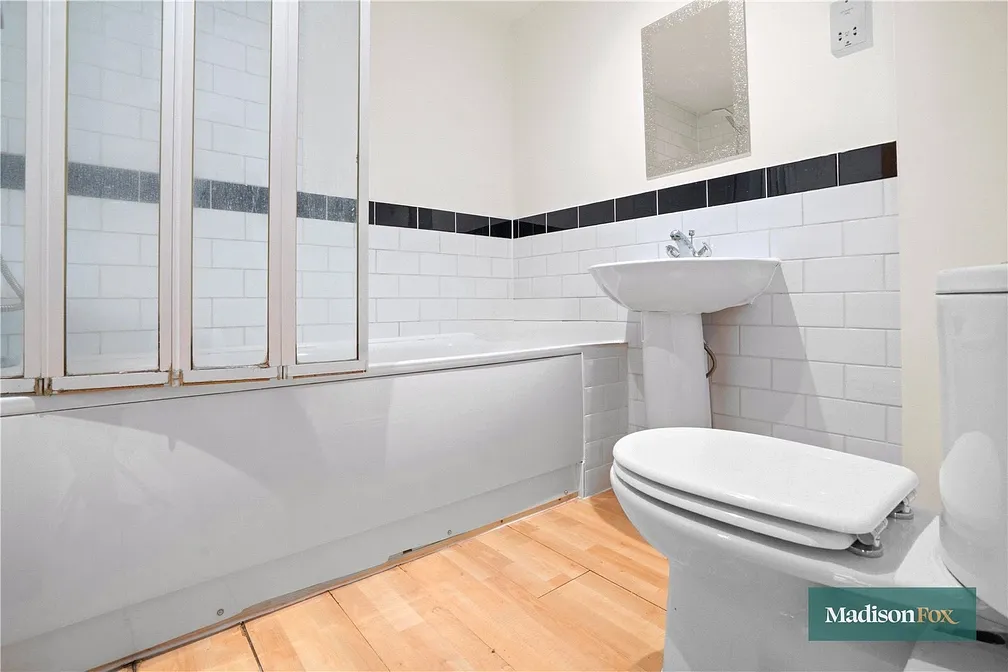 Flat Raglan Road in Greater London