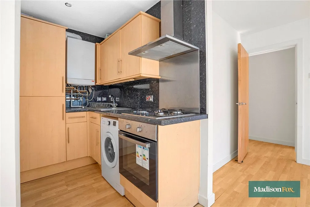 Flat Raglan Road in Greater London