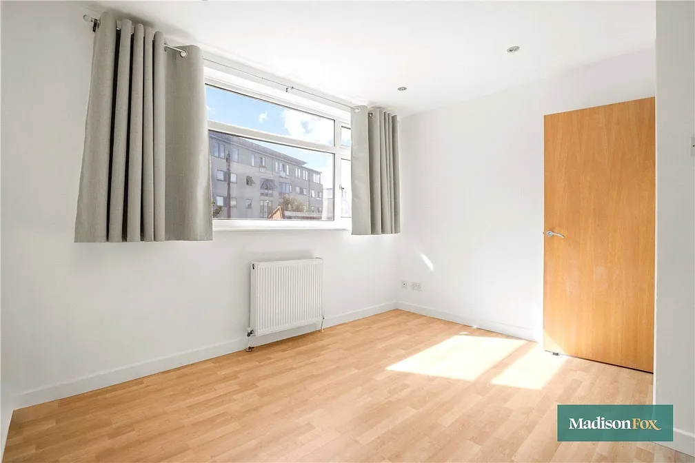 Flat Raglan Road in Greater London