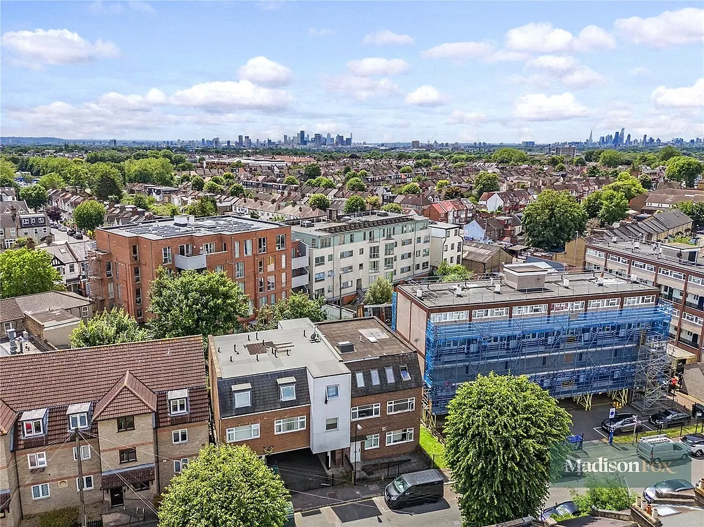 Flat Raglan Road in Greater London