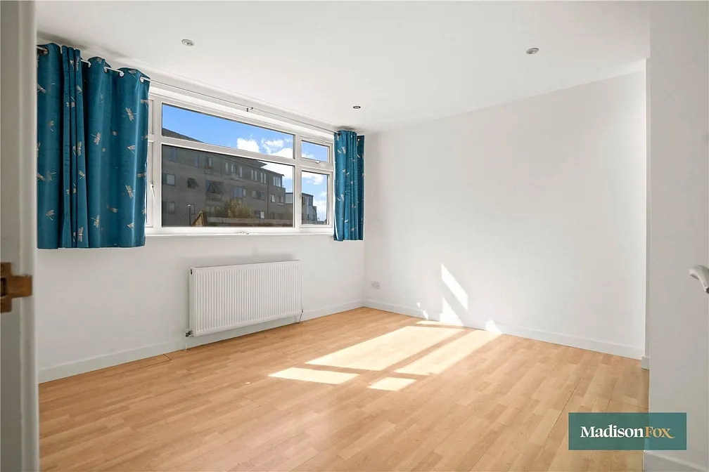 Flat Raglan Road in Greater London