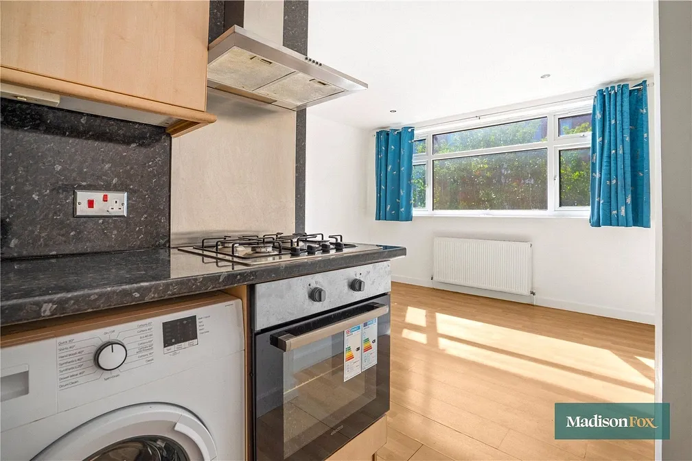 Flat Raglan Road in Greater London
