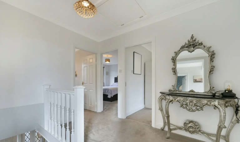Room Queens Way in Greater London