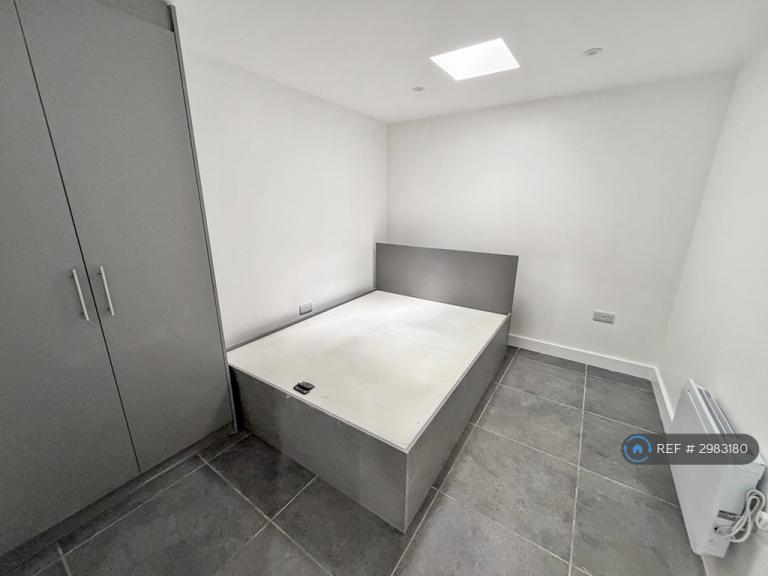 Flat Orchard Avenue in Greater London