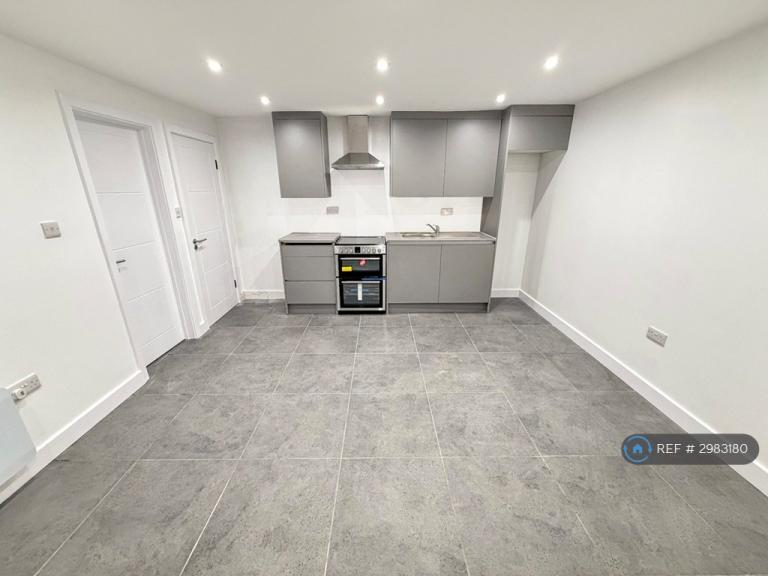 Flat Orchard Avenue in Greater London