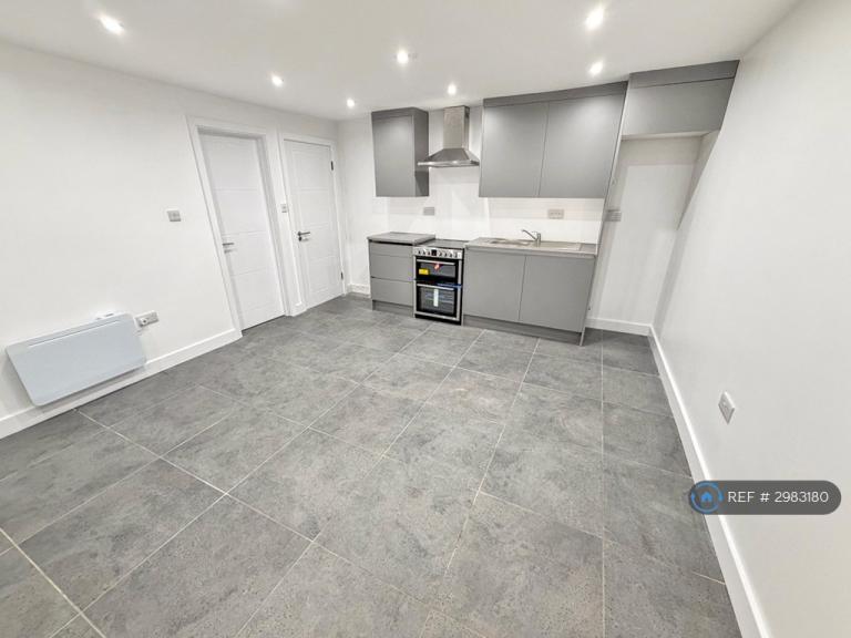 Flat Orchard Avenue in Greater London