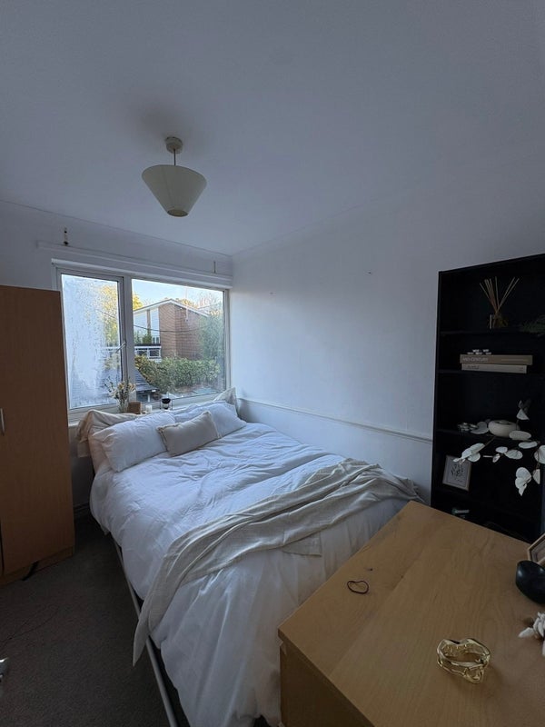 Room Clarence Crescent in Greater London