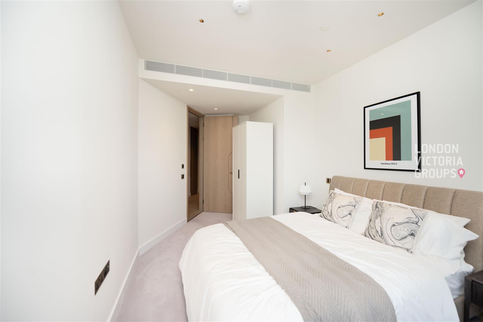 Flat Nine Elms Lane in Greater London