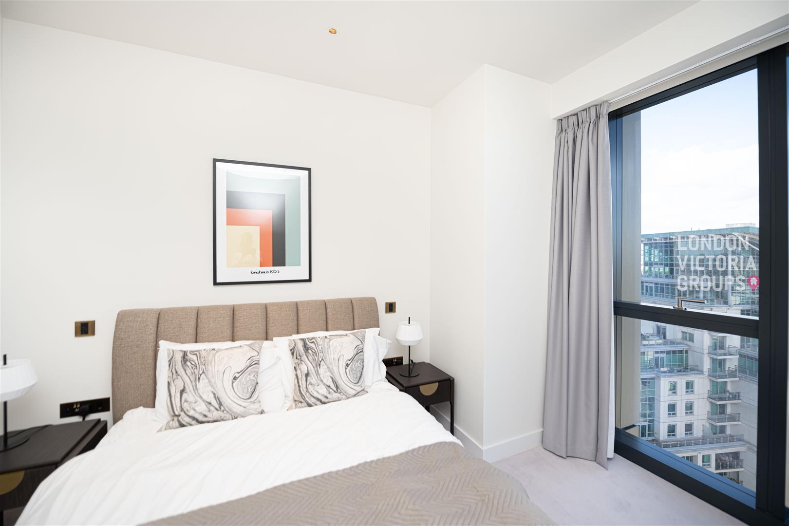 Flat Nine Elms Lane in Greater London