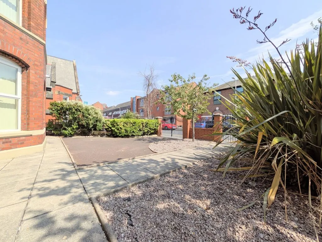 Flat Prince's Road in Street