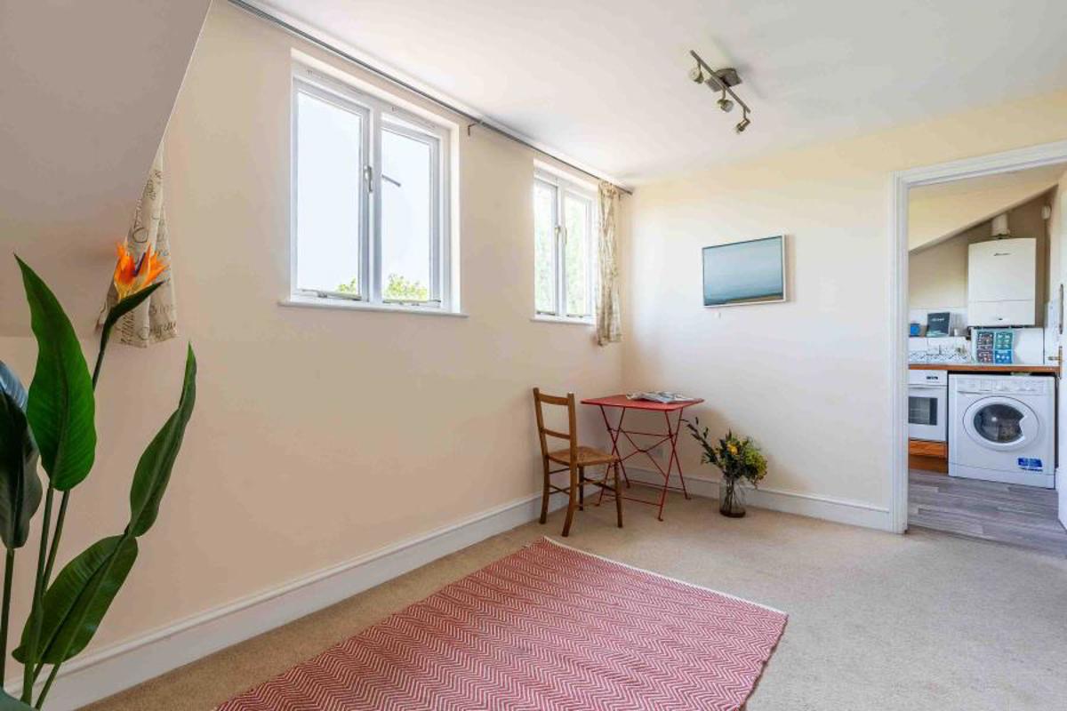Flat Hanbury Road in Bristol