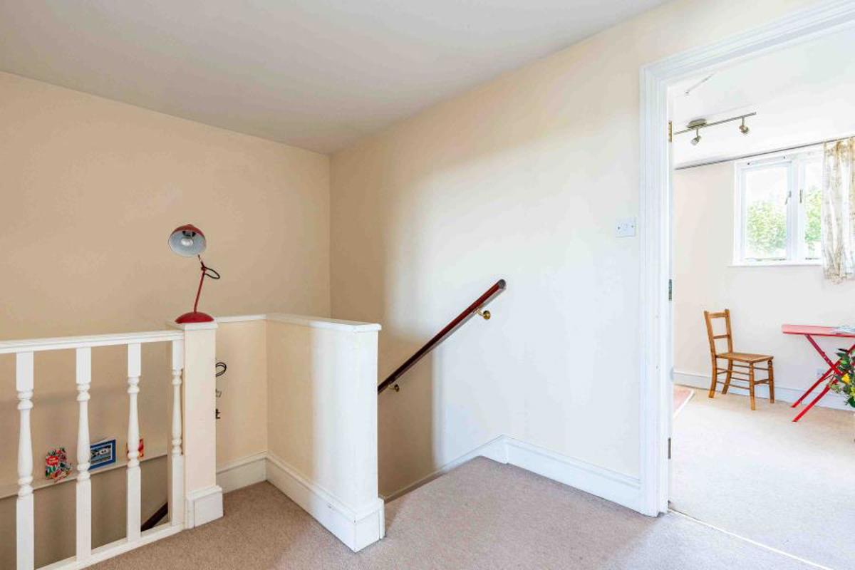 Flat Hanbury Road in Bristol