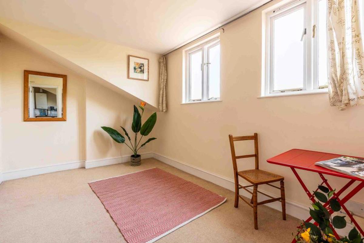Flat Hanbury Road in Bristol