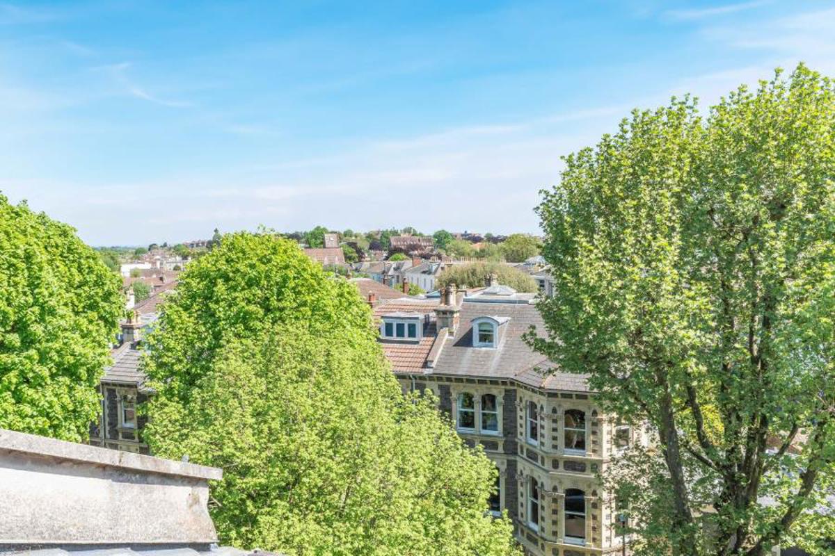 Flat Hanbury Road in Bristol