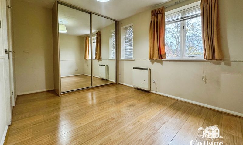 Flat Chequers Way in Greater London
