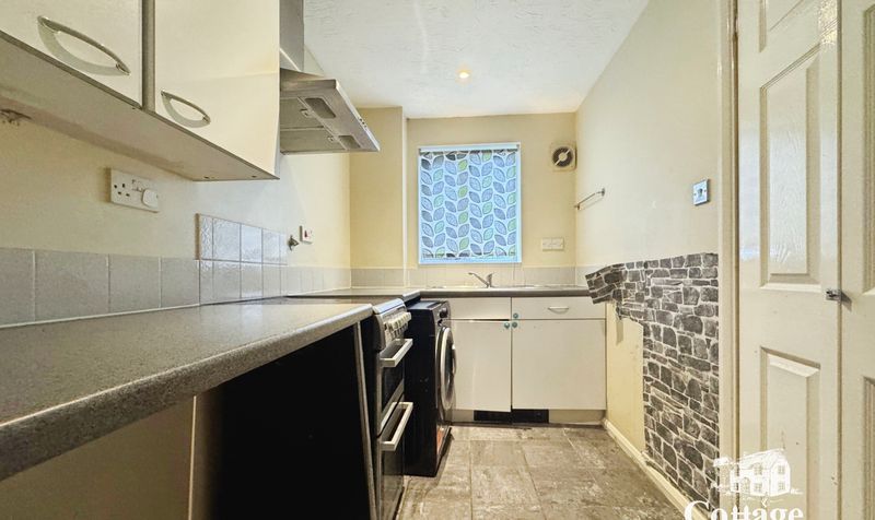 Flat Chequers Way in Greater London