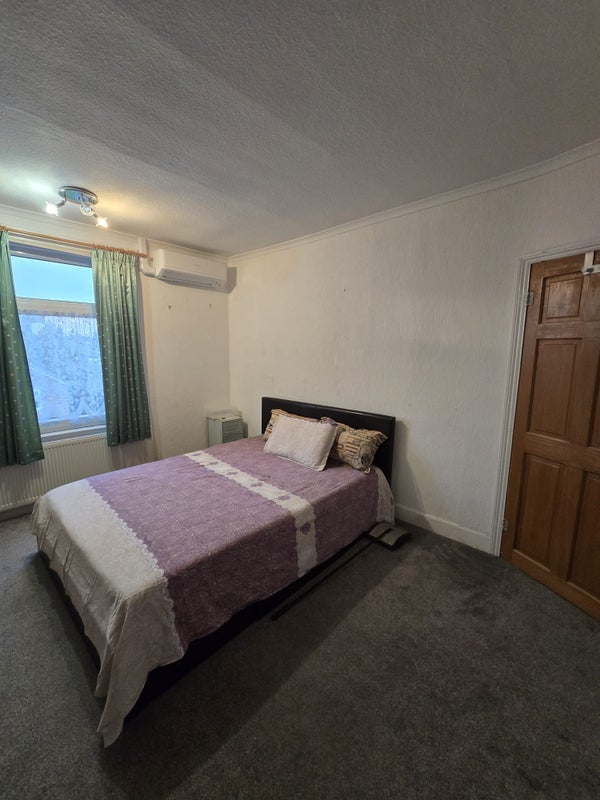 Room Biggin Hall Crescent in Coventry