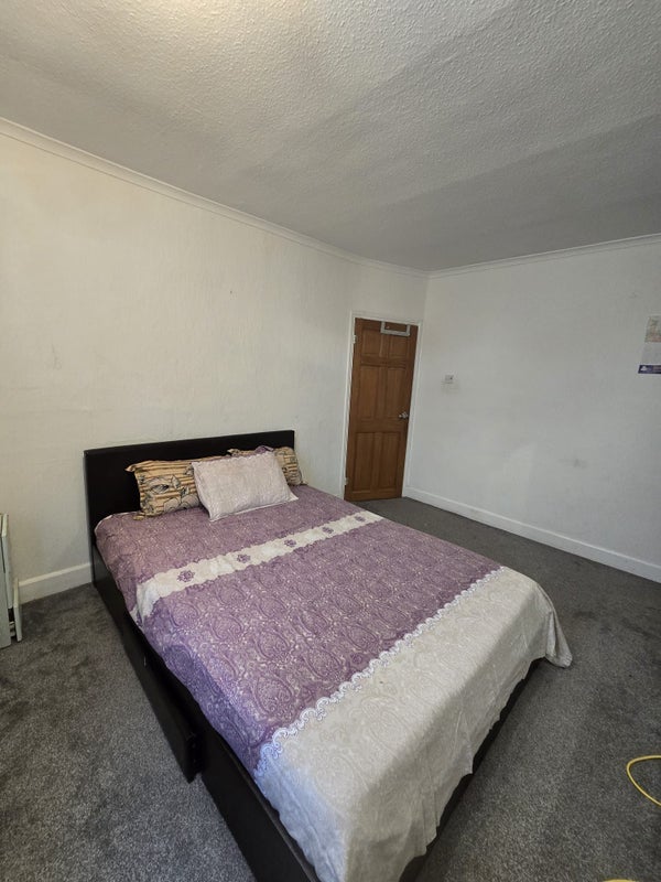Room Biggin Hall Crescent in Coventry
