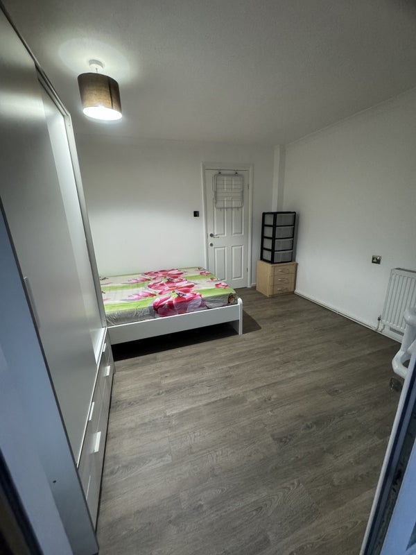 Room Rawnsley Avenue in Greater London