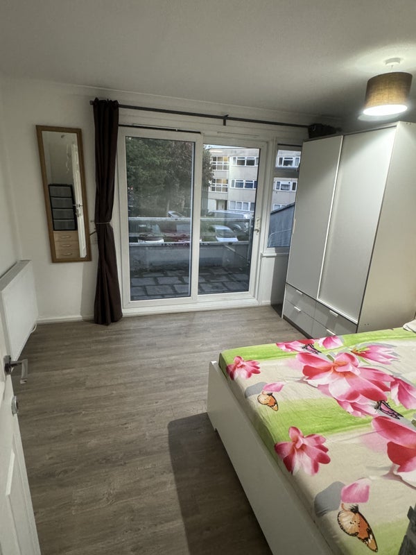 Room Rawnsley Avenue in Greater London