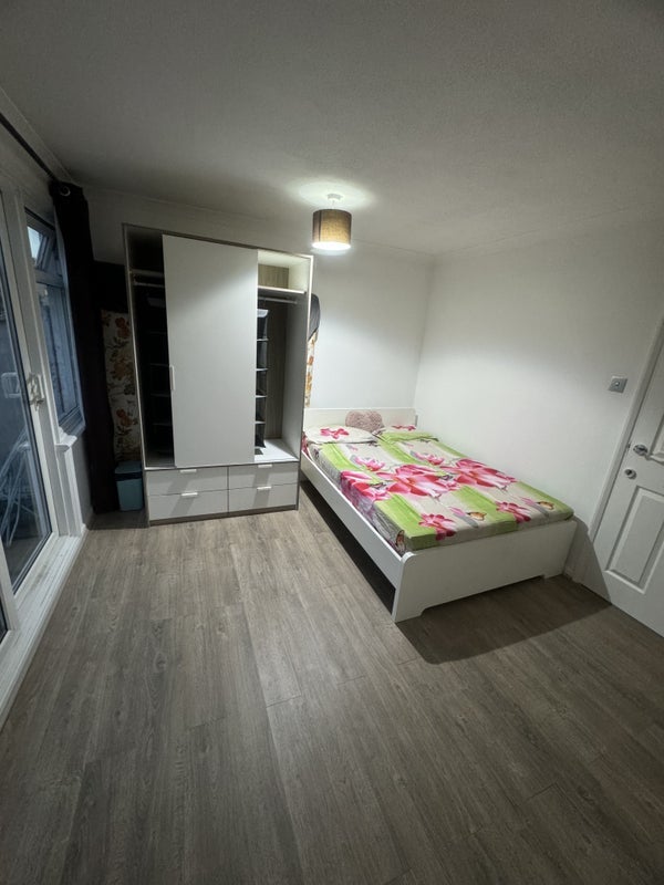 Room Rawnsley Avenue in Greater London