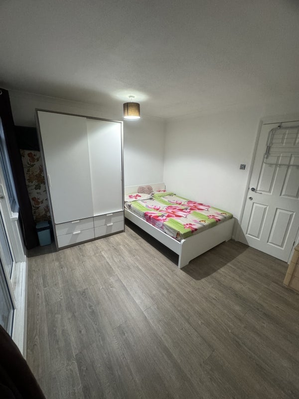 Room Rawnsley Avenue in Greater London