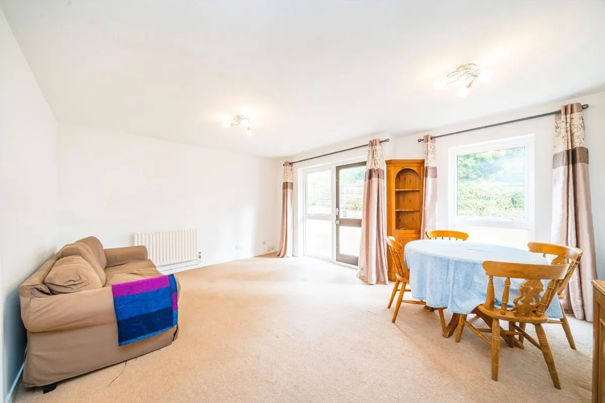 Flat Hillcroft Crescent in Greater London