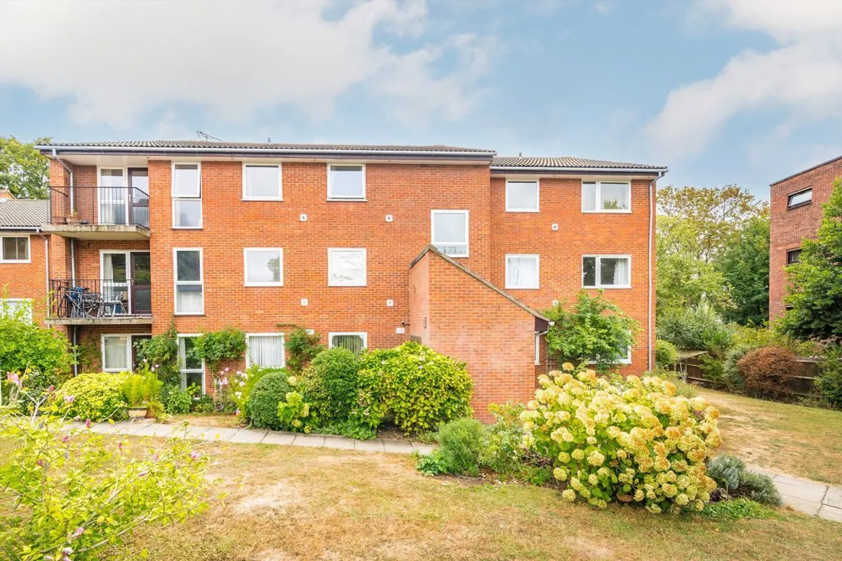Flat Hillcroft Crescent in Greater London