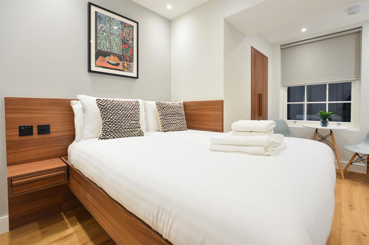 Flat Leinster Square in City of Westminster