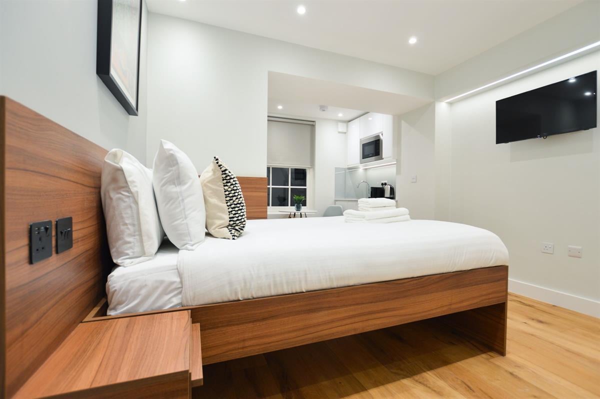 Flat Leinster Square in City of Westminster
