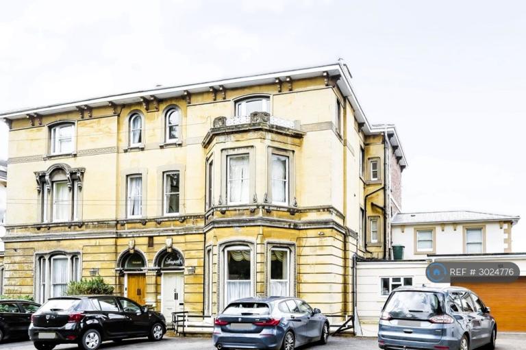 Flat Pittville Circus Road in Cheltenham