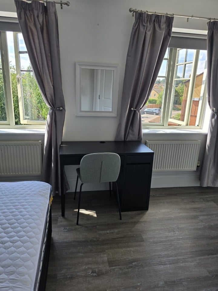 Room Clickers Drive in Upton