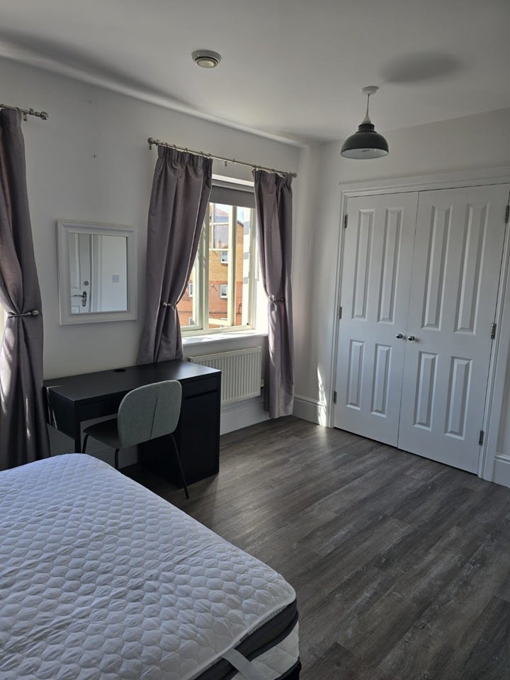 Room Clickers Drive in Upton