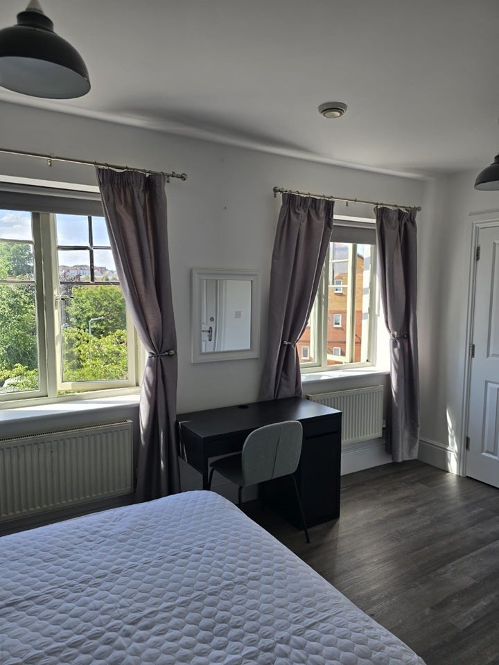 Room Clickers Drive in Upton