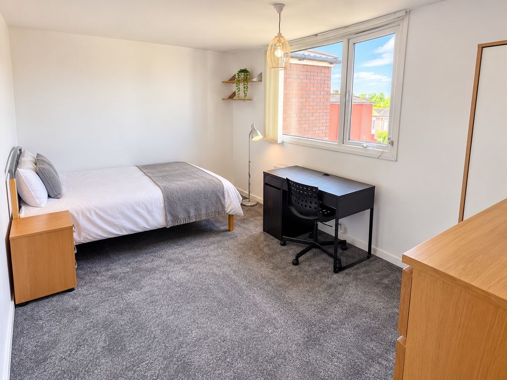 Room Maxwell Close in Nottingham