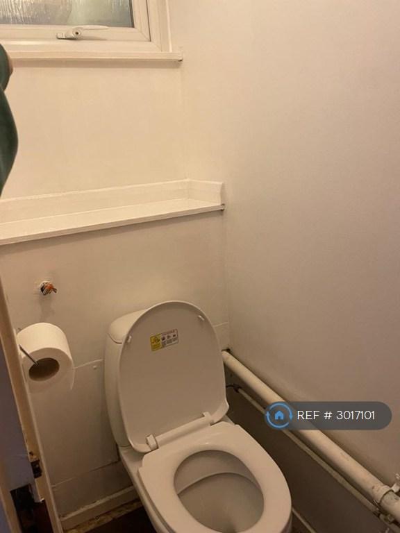 Room Neville Close in Greater London