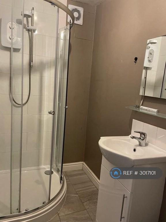 Room Neville Close in Greater London