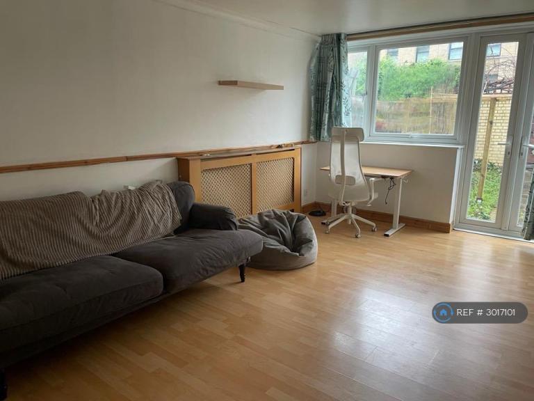 Room Neville Close in Greater London