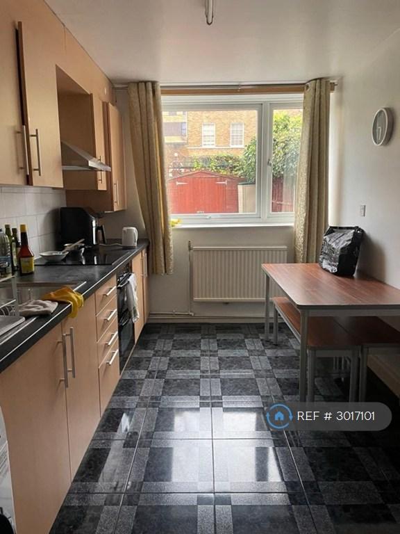 Room Neville Close in Greater London
