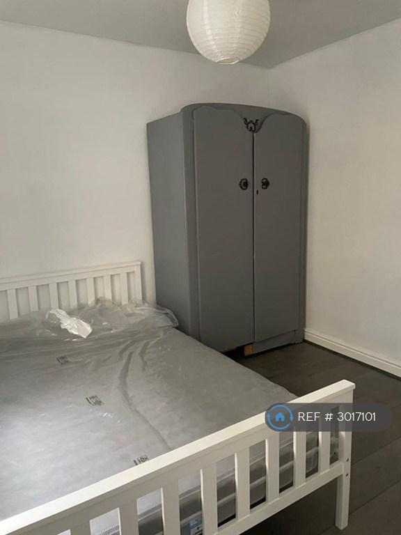 Room Neville Close in Greater London