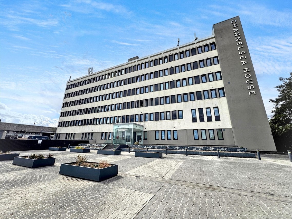 Flat Canning Road in Greater London