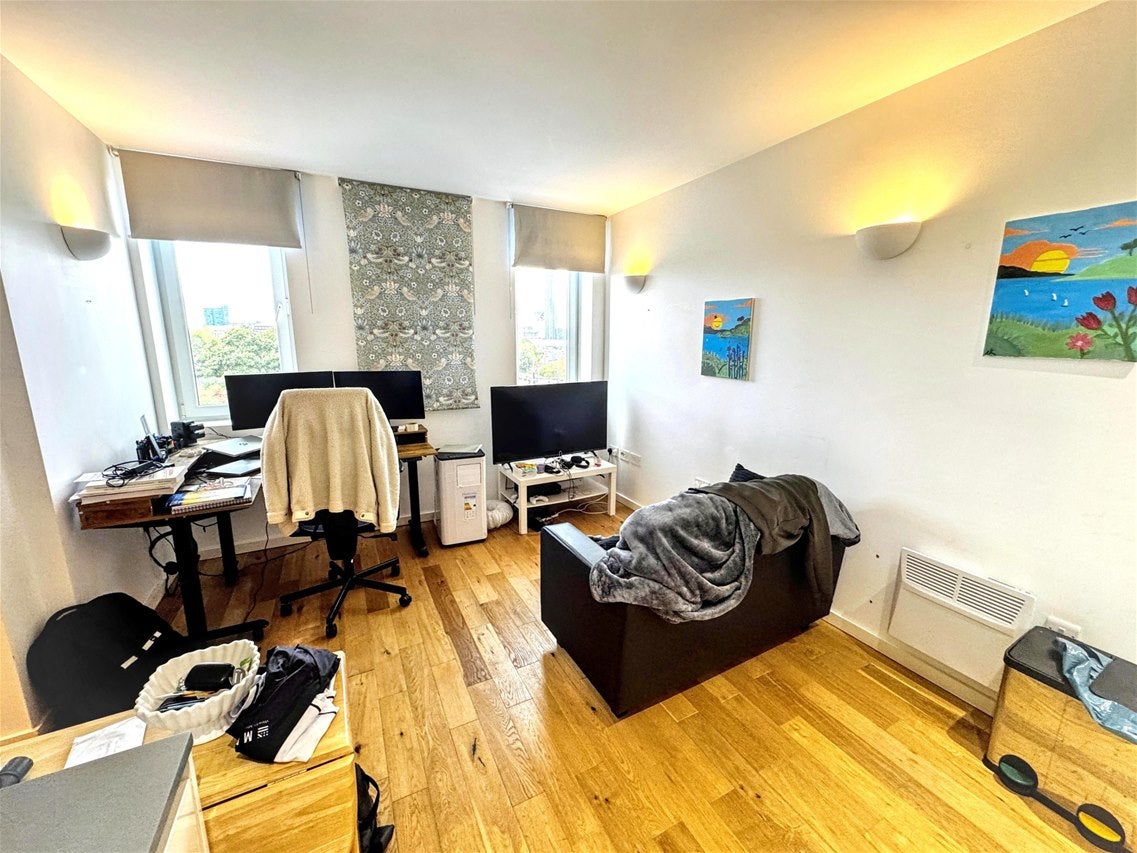 Flat Canning Road in Greater London