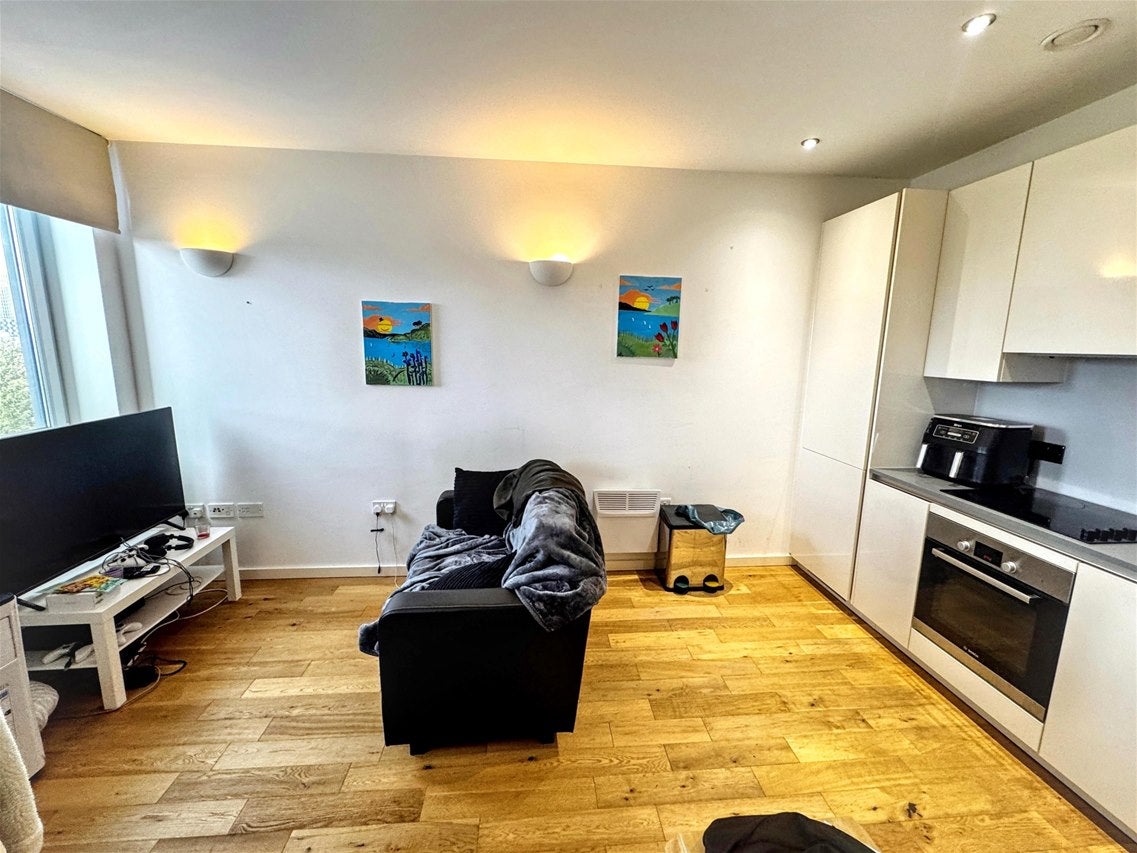 Flat Canning Road in Greater London