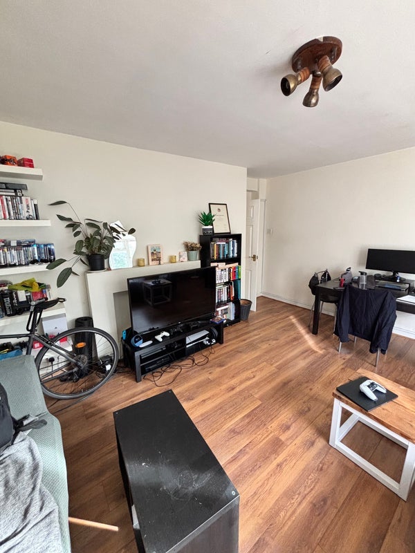 Room Voltaire Road in Greater London
