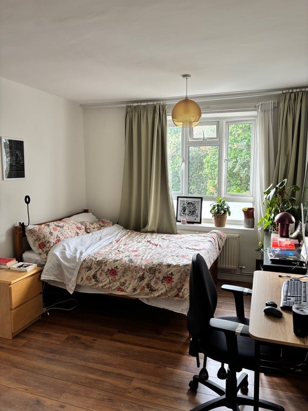 Room Voltaire Road in Greater London